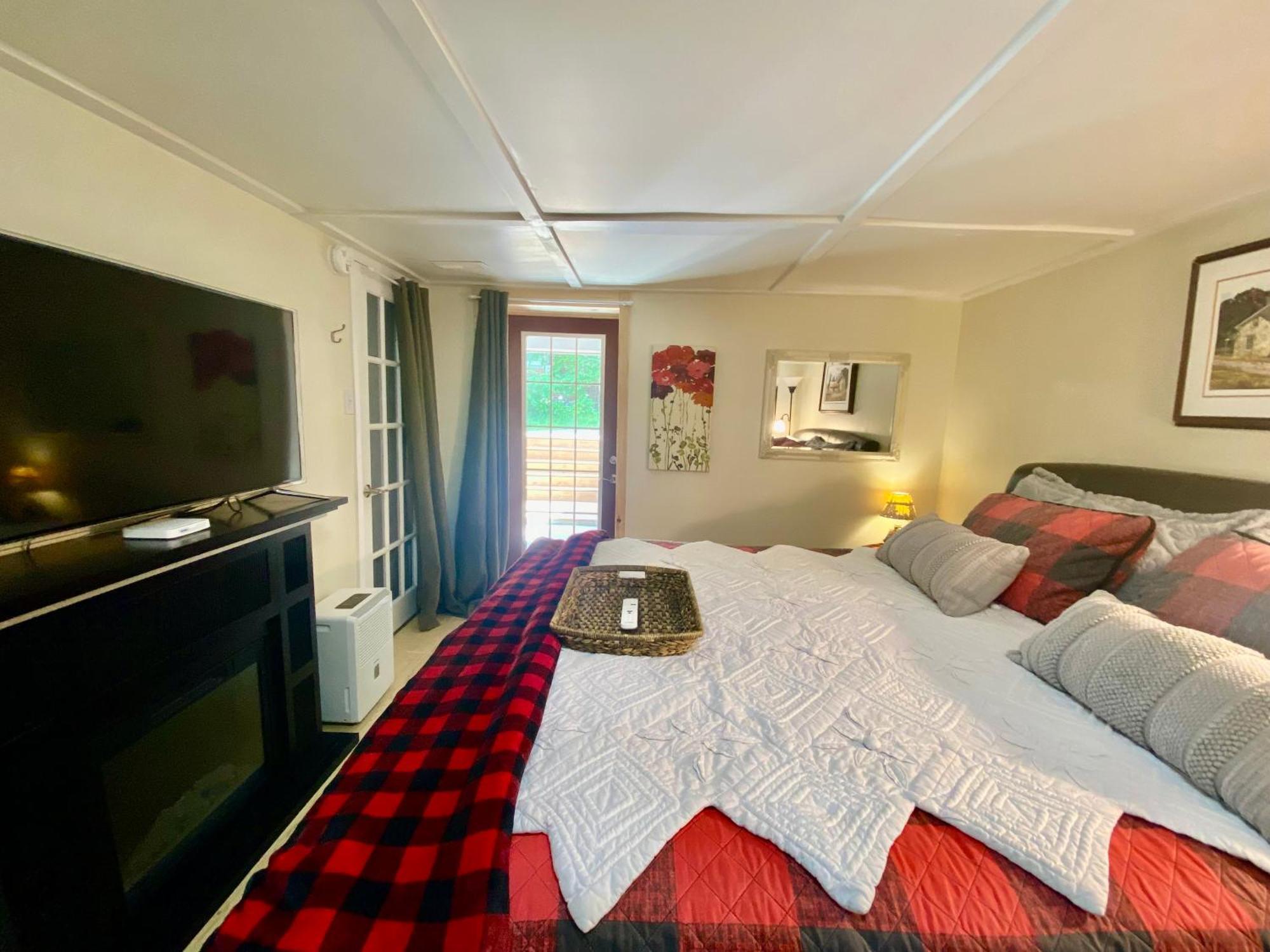 Cobourg Country Home - 10 Minutes From Cobourg Beach! Exterior photo